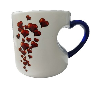 Taza de café mágica en forma de corazón de porcelana blanca con diseño de corazones rojos para regalos y obsequios. - Product Image 5
