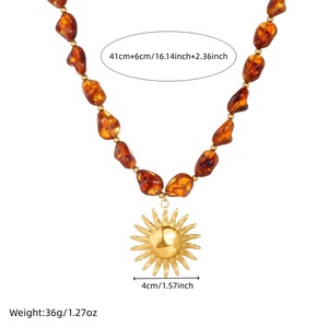 Collana con Perle Acriliche Ambrate Autunnali, Pendente a Girasole in Acciaio Inox Placcato Oro 18K, Design Trendy con Pietre Naturali - Product Image 6