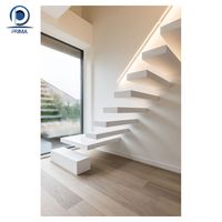 Escalier élégant de style Art Déco en argent : Balustrades métalliques nettes avec détails en forme d'escalier pour un loft chic à double hauteur.