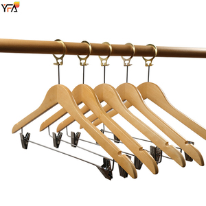 Cintres en bois personnalisés à prix d'usine, cintres <span class=keywords><strong>antivol</strong></span> pour costumes avec pinces métalliques pour la maison et l'hôtel - Product Image 1