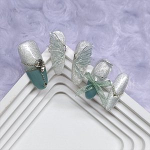 <span class=keywords><strong>Faux</strong></span> ongles autocollants style sirène avec dégradé turquoise, chaînes de cristaux et accents papillons - Product Image 2