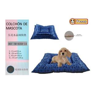 Set di Quattro Tappetini per Cani in Velluto Cristallo con Impronte Blu in Rilievo, Eleganti Lettini per Animali Domestici - Product Image 1