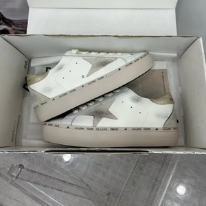 รองเท้าหนังวัวแท้คุณภาพสูง รุ่นคลาสสิค Dirty Little Shoes ประดับดาวสีทอง แต่งหางสีเงิน เพิ่มความสูงแบบซ่อนเร้น - Product Image 4