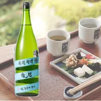 日本の伝統的な方法の新鮮なアジア料理とアルコール飲料