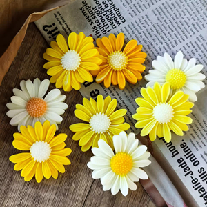 เทียนหอมรูปดอกเดซี่และดอกทานตะวัน ทำด้วยมือ ดีไซน์ไม่ซ้ำใคร - Product Image 1