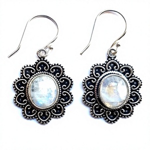 Pendientes Colgantes de Plata para Mujer con Piedra Lunar, Diseño Geométrico Inspirado en India - Product Image 3