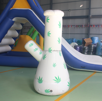 Publicité extérieure : Modèles gonflables géants de pipes à eau, de bongs et de becquets à fumer, ainsi que des ballons gonflables en forme de becquet