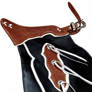 Chaps de performance western en cuir noir sur mesure, taille haute, longueur intégrale, pour la pratique du rodeo, avec passepoil contrastant blanc et patch croix - Product Image 3