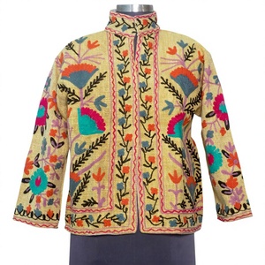 Abrigo de Invierno para Mujer ArtandArt Hecho a Mano, Estampado Floral, Bordado Suzani, Acolchado, Transpirable, de Secado Rápido, Tejido de Punto de Algodón en la Parte Delantera - Product Image 1