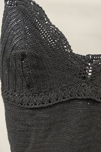 Camisola Negra de Mujer Tejida a Mano con Cuello en V, Logotipo Frontal, Antiarrugas y Transpirable, Estilo Casual para Verano - Product Image 2