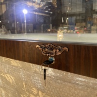 Maßgefertigte Moderne Luxus-LED-Vitrine mit Gebogenem Glas für Bäckereien & Juweliere, mit Goldrahmen für Einkaufszentren-Kioske
