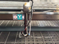 Découpeuse laser CO2 automatique pour vêtements, habillement, confection