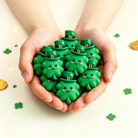 Figurine de dessin animé de la Saint-Patrick, mini ornement trèfle à quatre feuilles, décoration de fête, décoration de gâteau pour la table et la maison M179