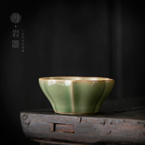 Tasse à thé en céramique Celadon Master Cup, petite coupelle en forme de pétale pour service à thé Kung Fu, glaçure verte bambou - Product Image 2
