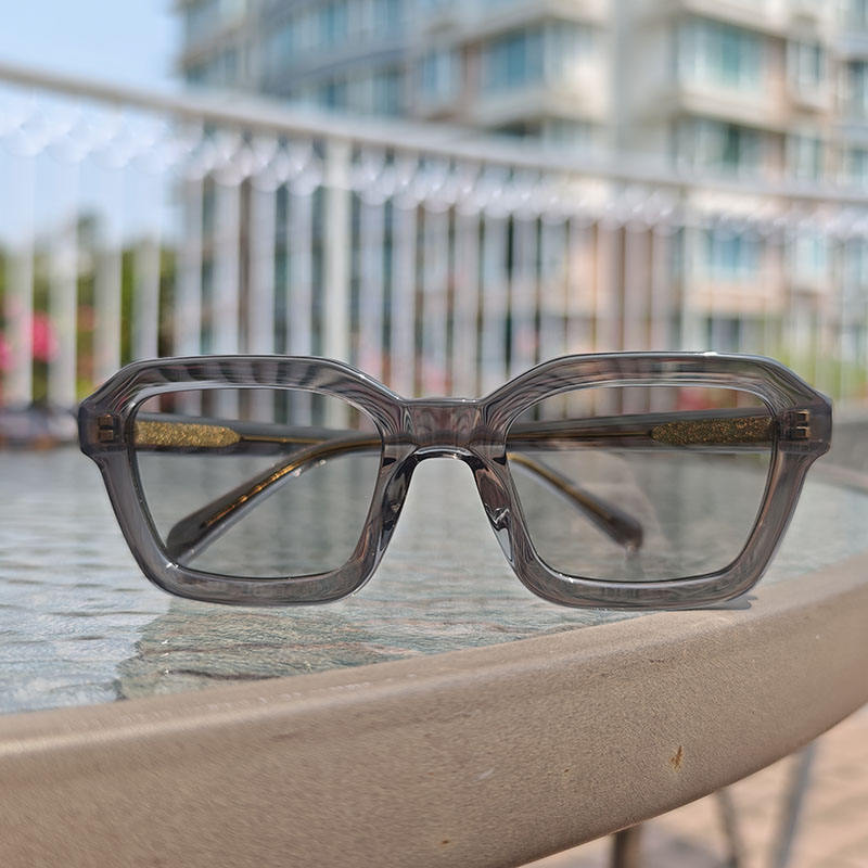 สีเทาใส