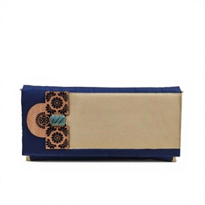 Pochette de soirée en satin brodée à la main, de créateur, avec chaînes métalliques décoratives, fermeture à rabat, pour mariage - Product Image 1