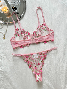 Ensemble de lingerie féminine romantique rose en dentelle, soutien-gorge et string, mettant en valeur des détails floraux vibrants, dentelle florale, lingerie érotique sexy femme - Product Image 3