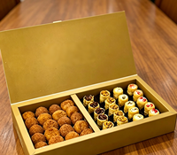 Luxe chocolade geschenkverpakking van papier voor snoepgoed, gedroogd fruit, noten en gekonfijte dadels.