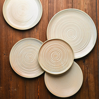 Assiette ronde en porcelaine texturée jaune réactive P&T Sustainable Japandi pour la restauration HoReCa