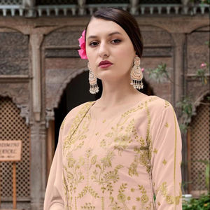 ชุดสูทอินเดียและปากีสถานแบบตัดตรงสำหรับผู้หญิงดีไซน์เนอร์พร้อมด้วยผ้าจอร์เจียแบบหรูหราพร้อมชุด Dupatta และกางเกง - Product Image 1