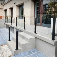 Clôture en verre de haute qualité à fixation au sol, cadre en acier inoxydable noir sans cadre, balustre en verre résistant à la rouille, poteau de clôture en verre pour intérieur