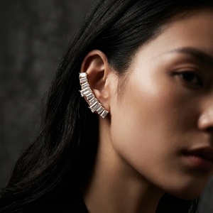 Pendientes de Diamantes Baguette Ear Climbers - Oro de 9k, 14k y 18k - Product Image 2