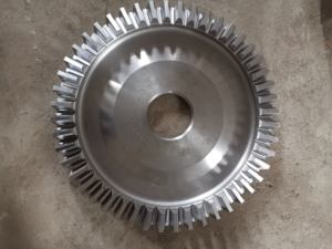 Proveedor de Coronas Dentadas, Corona Dentada Helicoidal de Hierro Fundido OEM para Maquinaria Agrícola - Product Image 3