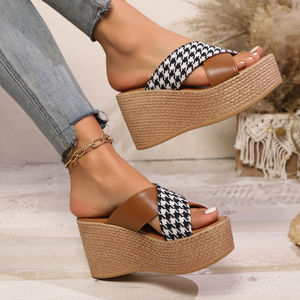 Nouvelles sandales de plage compensées pour femmes 2025 – Style européen et américain, grandes tailles, couleur unie, à lanières croisées et sequins - Product Image 3