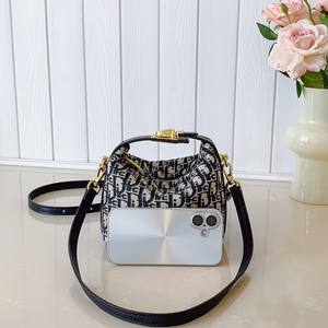 Bolso de mano de material PU con patrón geométrico de estilo retro. Tiene un cierre de cremallera. Es adecuado para uso diario. - Product Image 3