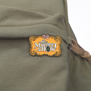 Broches en émail sur le thème des spectacles de variétés comiques et des poupées de dessin animé, badges de revers pour la remise des diplômes, bijoux pour sacs à dos, cadeau pour amis, vente en gros - Product Image 3
