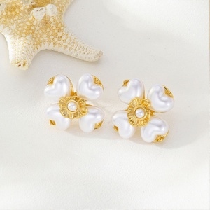 ต่างหูมุกทรงหัวใจสแตนเลสสตีลเคลือบ PVD แบรนด์ดัง ทันสมัย ป้องกันการแพ้ ขายส่ง สำหรับผู้หญิง - Product Image 5