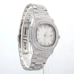 Montre chronographe à quartz en acier inoxydable sertie de diamants de 40 mm, très demandée, pour hommes et femmes, disponible à la vente - Product Image 4