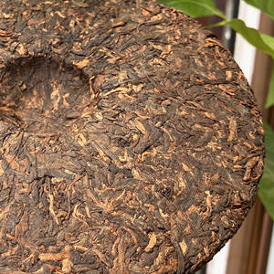 Chinois célèbre Yunnan shu puer Banzhang bourgeons dorés 357 grammes fermenté gâteau de thé puerh Yunnan <span class=keywords><strong>qi</strong></span> <span class=keywords><strong>zi</strong></span> <span class=keywords><strong>bing</strong></span> <span class=keywords><strong>cha</strong></span> - Product Image 3