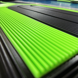 Juego Completo de 2 Piezas de Accesorios Interiores de Látex con Rayas Perforadas con Aguja para Tesla Model Y Facelift, 10 mm de Grosor, Fáciles de Limpiar, 1 Año de Garantía - Product Image 4