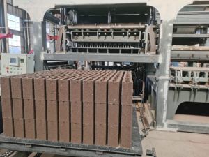 Machine à briques autobloquantes HF18 Hongfa, automatique, fabriquée à partir de matériaux bruts en béton, ciment et pierres concassées - Product Image 3