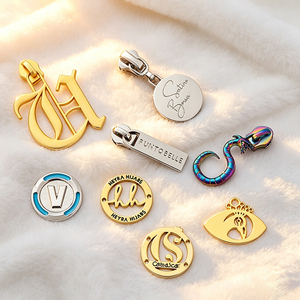 Étiquettes en métal gravées avec logo de marque personnalisé, étiquettes en métal personnalisées de qualité supérieure pour vêtements - Product Image 1