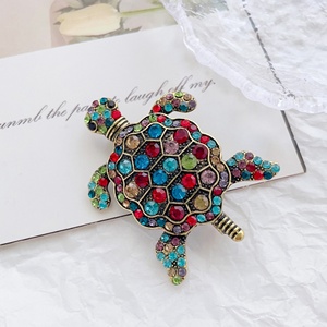 Porte-clés créatif en métal doré en forme de tortue, orné de strass colorés, accessoire de mode - Product Image 3