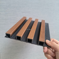 Fournisseur d'usine de Foshan Panneau mural à lattes en bois WPC avec intérieur cannelé Revêtement mural en bois à prix raisonnable pour les écoles