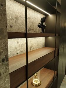 Armoire de présentation multifonctionnelle moderne en bois et aluminium, armoire à vin, panneau perforé, bande lumineuse pour salon, école entière - Product Image 3