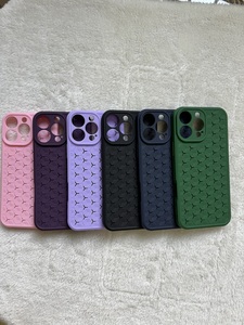 Hot bán TPU tổ ong lỗ tản nhiệt bóng đá hình thức điện thoại cho 16 Pro 15 Series - Product Image 3