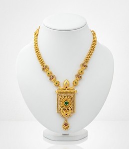 DIVYORO Collier avec pendentif rectangulaire en filigrane oxydé avec accents verts et rubis, bijoux tribaux bohèmes faits à la main - Product Image 1