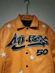 جاكيت من الجلد البرتقالي للرجال مع تطريز بحروف أنيقة وتصميم شخصيات للكلية - Product Image 3