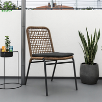 Vente en gros de chaise empilable pour café restaurant chaise en rotin tissé pour patio hôtel salle à manger de jardin chaise de table de balcon en aluminium avec coussin