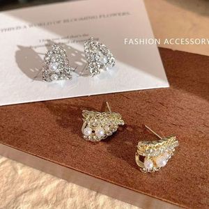 Pendientes de Botón de Aleación de Zinc Chapados en Oro de Lujo Simple y Moderno con Perlas de Circonio en Forma de Gota de Agua, Exquisitos y Personalizados para Mujeres, para Fiestas - Product Image 5