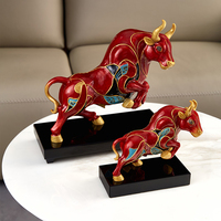 Nouvelle Série RORO - Ornement Puissant Taureau Rouge Porte-Bonheur à Motif Animalier Art Déco pour Décoration de Table et de Bureau - Artisanat Métallique