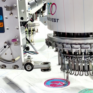 Machine à broder à 24 têtes et 10 aiguilles à tête ronde, haute précision avec dispositif de cordage pour badges et écussons - Product Image 2