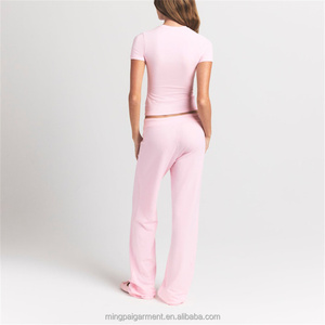 <span class=keywords><strong>Ensemble</strong></span> Lounge 2 Pièces en Jersey de Coton avec Logo Personnalisé pour Femme : Crop Top à Manches Courtes et Pantalon Large Taille Haute – Tenue Décontractée Assortie - Product Image 4