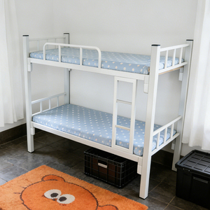 Lit mezzanine moderne en métal pleine taille avec bureau intégré sous le lit, design gain de place pour dortoirs universitaires, petits appartements, collèges - Product Image 1