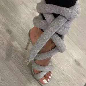2023 yeni tasarım kare Peep Toe çapraz kayış ince topuk sandalet hafif kaymaz dans ayakkabısı seksi kadın ayakkabı