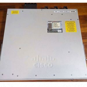 Commutateur réseau géré de couche 3 Cisco Catalyst 9300L 24 ports Gigabit PoE+ avec 4x1G SFP Uplinks C9300L-24P-4G-A - Product Image 2
